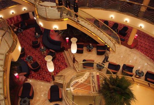 El Atrium con sus escaleras de marmol italiano